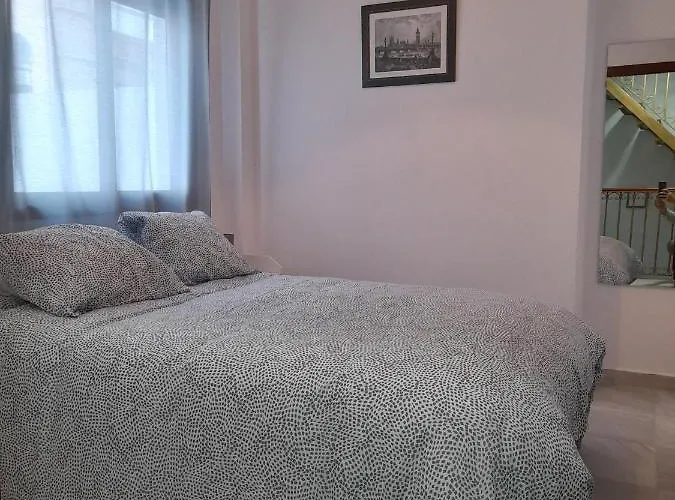 Casa Independiente En Nervion Junto A Parada Del Metro